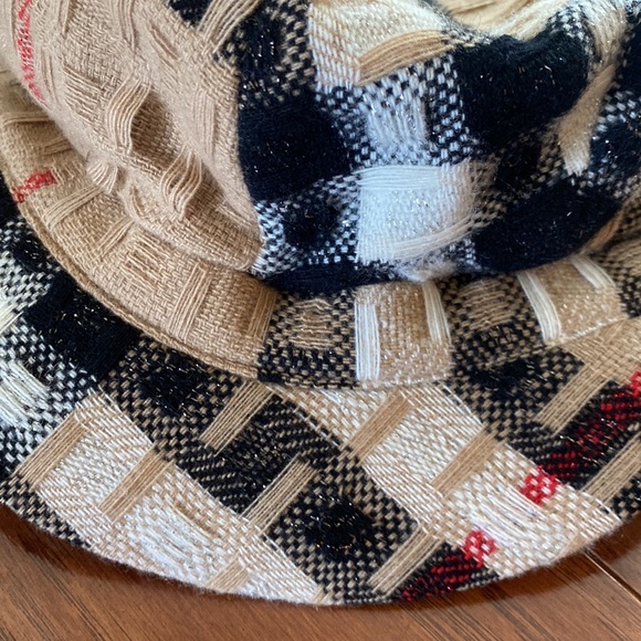 Burberry messenger cap in tan metallic. - Picture 2 of 9